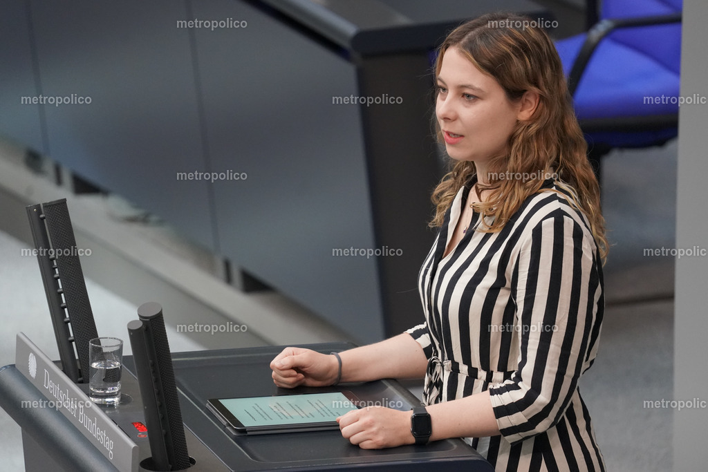 Jamila Schäfer (3) | Metropolico