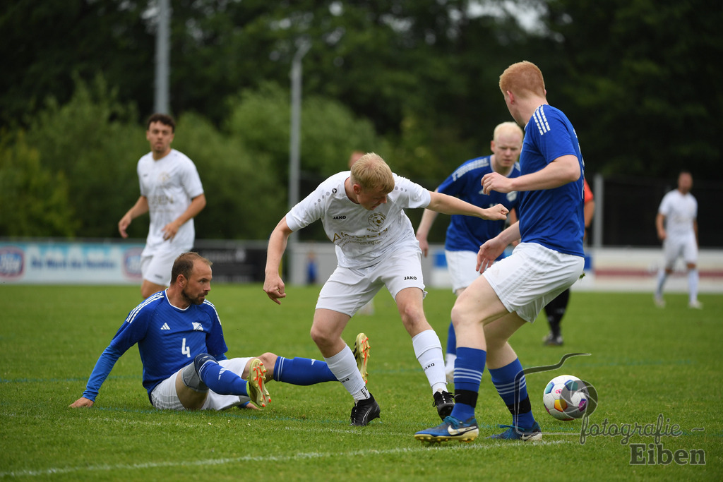 1. FC Nordenham-SV GOTANO | Kreispokal Finale Jade-Weser-Hunte 1. Mannschaften; 1.FC Nordenham (weiß)-SV GOTANO (blau) am 15.06.2025 in Rastede (Sportanlage Köttersweg), Photo: Philip Eiben 2025 - Realized with Pictrs.com