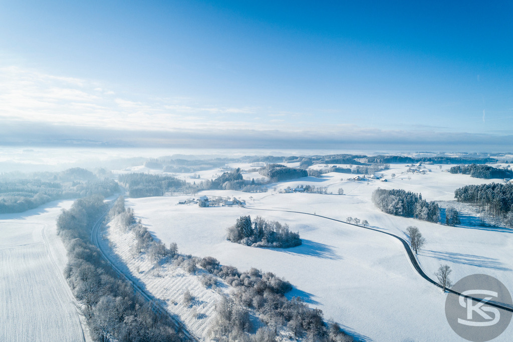 Wunderschöne Allgäu-Winterlandschaft aus der Luft – Hügel, Wälder und Alpenpanorama | Wunderschöne Allgäu-Winterlandschaft aus der Luft mit sanften Hügeln, verschneiten Wäldern und beeindruckendem Ausblick – ruhige, klare Winteridylle in einzigartiger Vogelperspektive. - Realisiert mit Pictrs.com