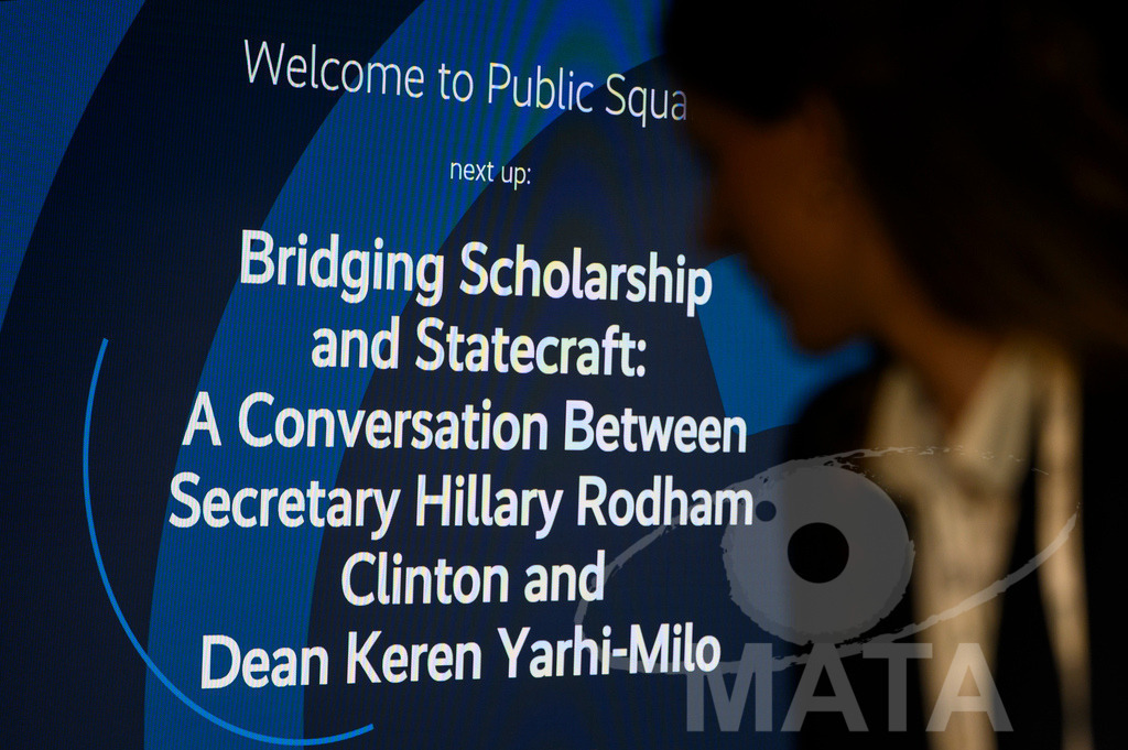 _DWI2672 | Die US-Politikerin Hillary Clinton auf der Veranstaltung Bridging Scholarship and Statecraft im Rahmen der Münchner Sicherheitskonferenz 2026. München, 13.02.2026 Bayern Deutschland - Realisiert mit Pictrs.com