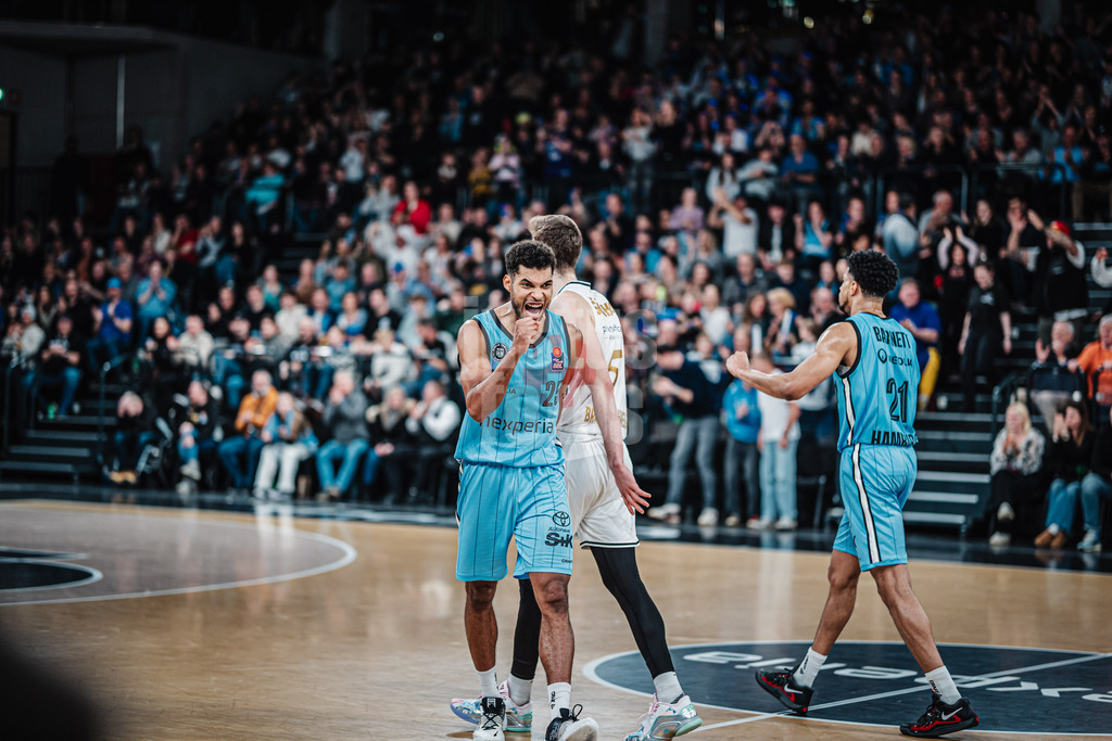 Basketball | Männer | Saison 2024/2025 | easyCredit Basketball Bundesliga | 14. Spieltag | Veolia Towers Hamburg vs. Basketball Löwen Braunschweig | 30.12.2024 | Kennet Ogbe (#25, Veolia Towers Hamburg) jubelt