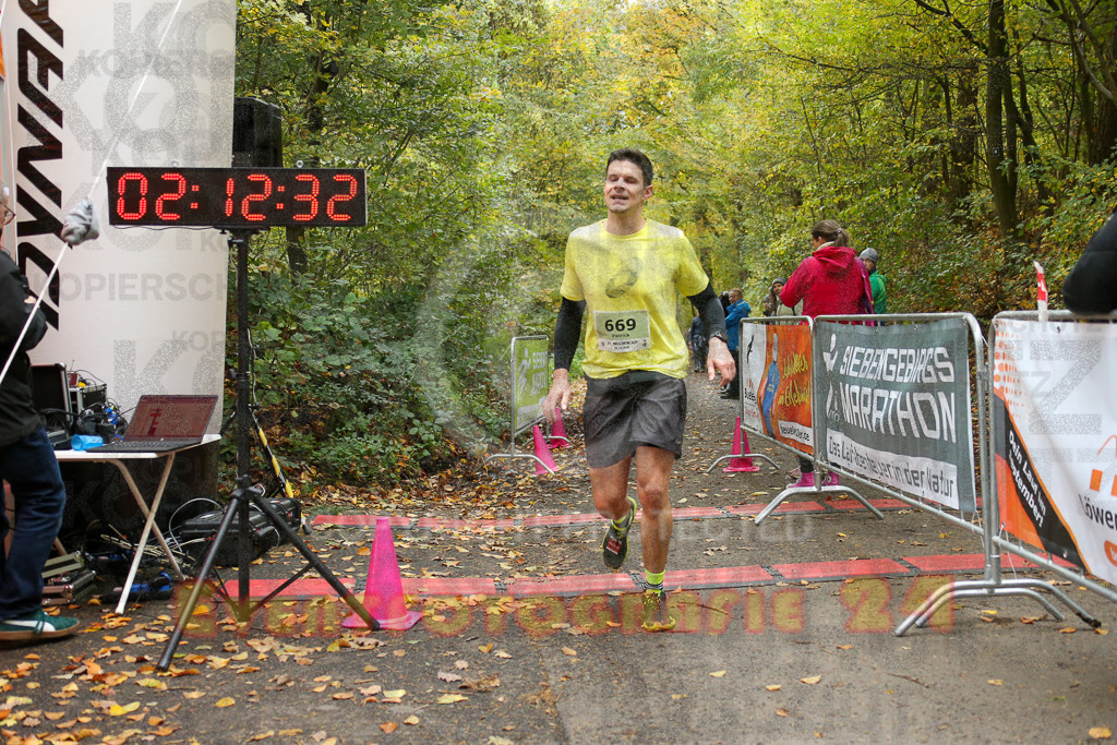 251026_1214_EX1_0002 | Sportfotografie im Rhein-Sieg Kreis, Köln, Bonn, NRW, Rheinland Pfalz, Hessen, etc. Unser Tätigkeitsfeld umfasst den Laufsport vom Volkslauf über den Marathon, Duathlon, Triathon bis zum Ultralauf wie Kölnpfad Ultra oder Schindertrail.