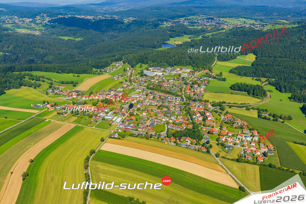 Klassische Luftaufnahme ohne Drohne zeigt:Großarmschlag bei Grafenau - Die Luftbildaufnahme wurde 2025 vom UL-Flugzeug heraus erstellt ( keine Drohne ) - Hochauflösende Luftaufnahme -Nicht vergleichbar mit Google Maps oder Satelittenbilder- Die Geschenkidee !Mit Lizenz und Bildrechte bestellbar