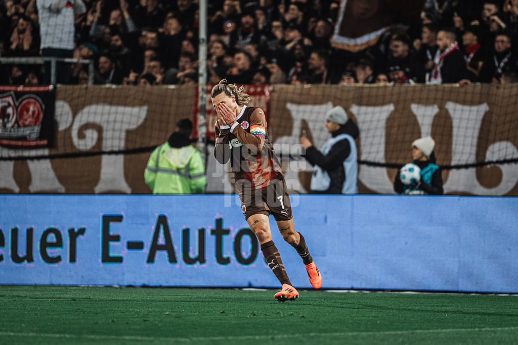 Fußball | Männer | Saison 2024/2025  | Fußball-Bundesliga | 12. Spieltag | FC St. Pauli vs. Holstein Kiel | 29.11.2024 | Jackson Irvine (#7, FC St. Pauli) ärgert sich