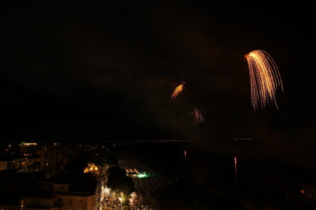 Ferragosto Fireworks in Grado, Italy | GRADO, ITALY, 15.AUG.26 - FIREWORKS - Ferragosto fireworks over the Adriatic Sea in Grado, Italy. Colorful fireworks light up the night sky above the beach, coastline and waterfront during the traditional summer celebration. - Realisiert mit Pictrs.com