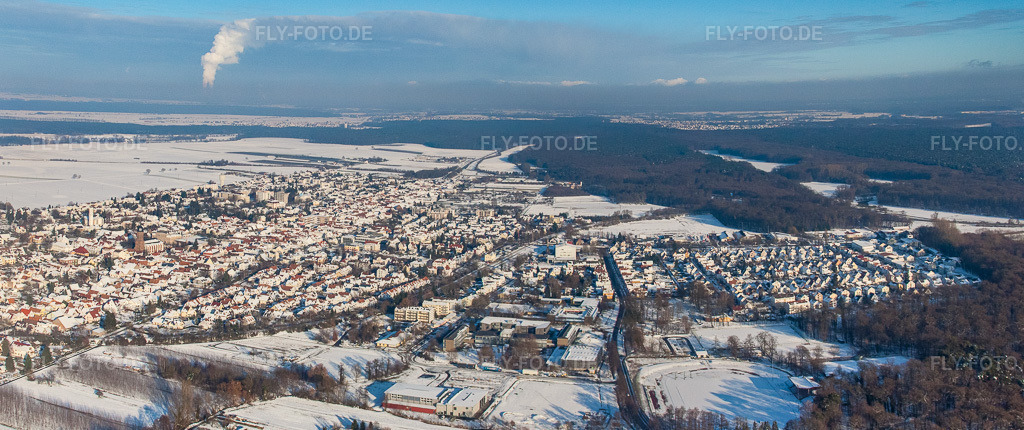 Luftbild: Stadtansicht aus Westen bei Schnee im Winter in Kandel im Bundesland Rheinland-Pfalz in Deutschland. Foto: IMG_36270-Bearbeitet.jpg vom 03.01.2011 durch Werner Riehm/FLY-FOTO.deAuflösung des Originals: 6835 x 2873 px