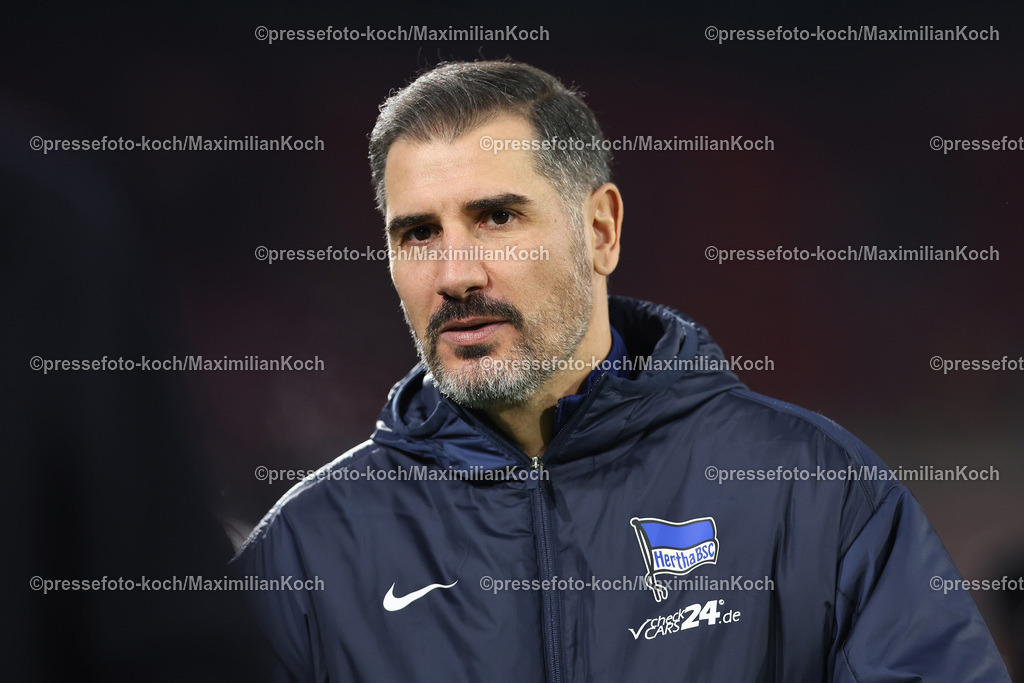 1FC04122403163 | 04.12.2024, Fußball, 1. FC Köln - Hertha BSC, Achtelfinale DFB-Pokal, RheinEnergieSTADION, Saison 2024 2025: Cristian Fiel (Cheftrainer HerthaTrainer)DFB regulations prohibit any use of photographs as image sequences and or quasi-video.