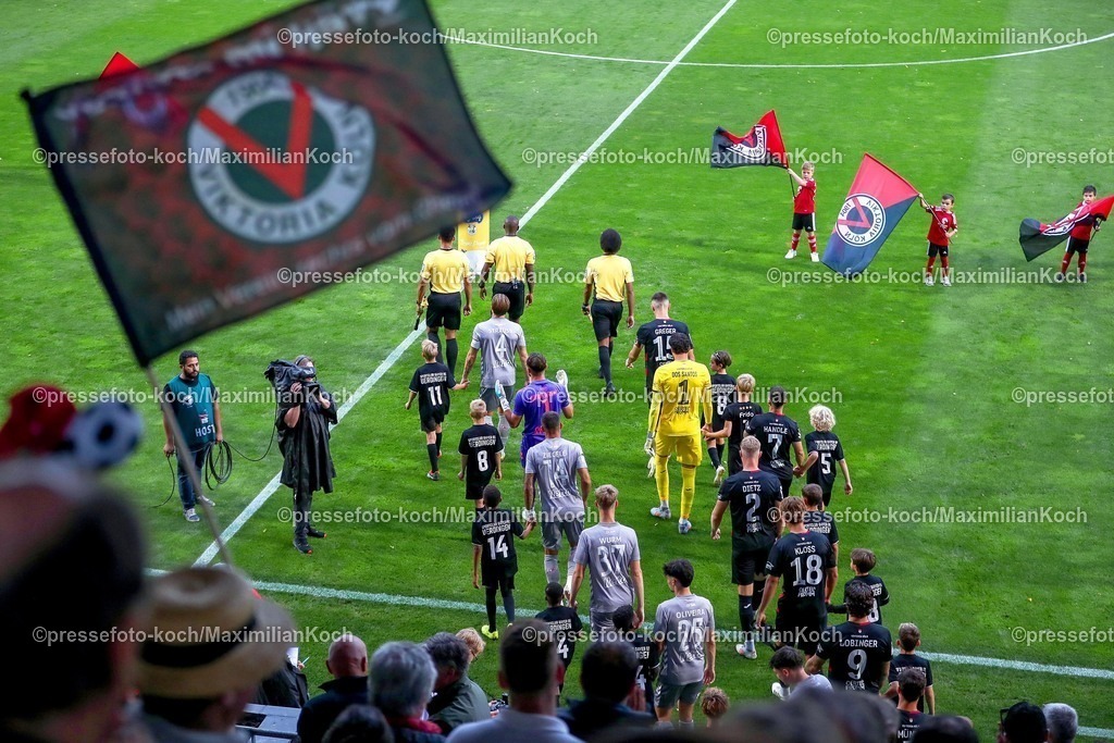 FCVK29082501184 | 29.08.2025, Fußball, FC Viktoria Köln – SSV Jahn Regensburg, 3.Liga, Sportpark Höhenberg, Saison 2025 2026: Einlaufen der Mannschaften vor den Zuschauern auf der Haupttribüne.  DFB regulations prohibit any use of photographs as image sequences and or quasi-video.