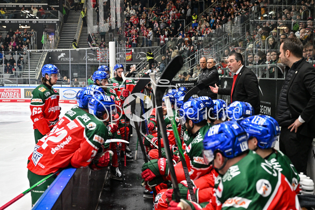 Augsburger Panther - Fischtown Pinguins | nach dem 0-3 nimmt Larry MITCHELL Headcoach Augsburger Panther eine Auszeit / DEL: Augsburger Panther - Fischtown Pinguins, Curt Frenzel Stadion am 08.01.2025