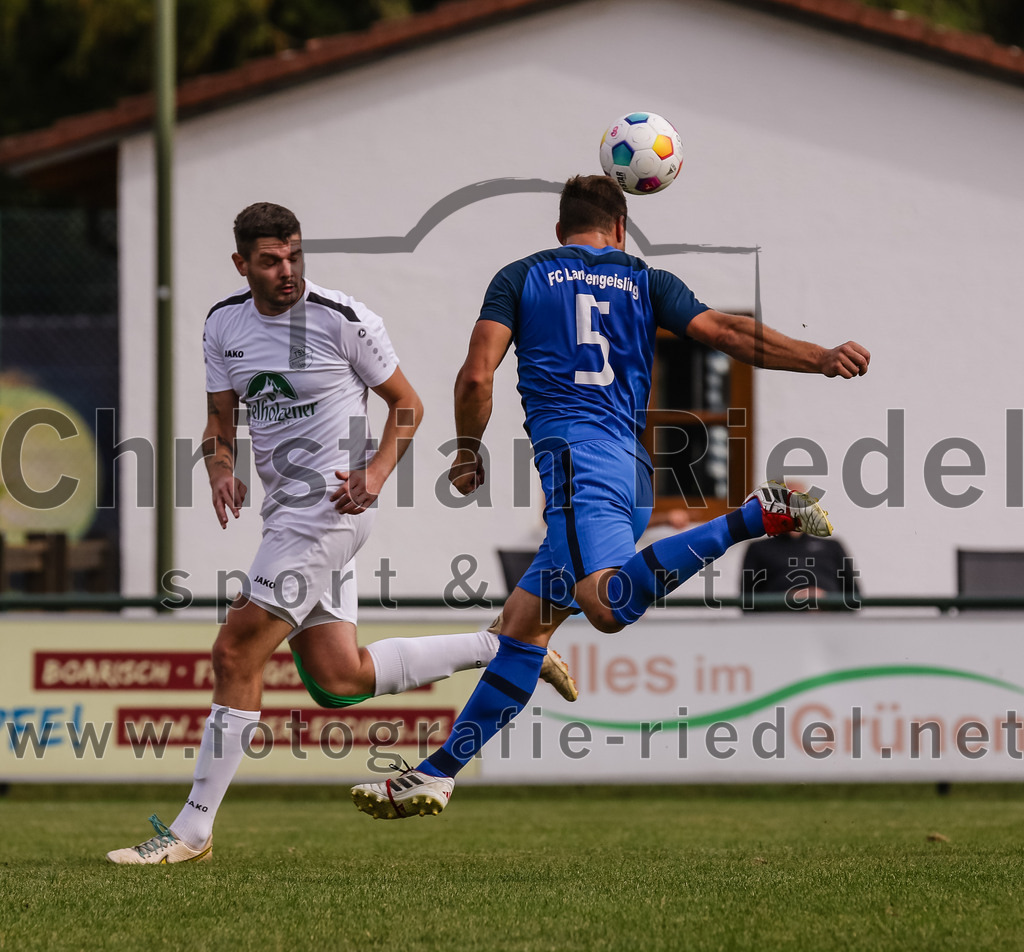 2023-10-14_054_FC_Langengeisling_gegen_TSV_Siegsdorf | Erding, Deutschland, 14.10.2023:
Fußball, Bezirksliga Oberbayern Ost 2023 / 2024, 13. Spieltag, FC Langengeisling gegen TSV Siegsdorf, Endergebnis: 3:0

Stefan Mauerkirchner (TSV Siegsdorf, #33), Andreas Buchberger (FC Langengeisling, #5)

Foto: Christian Riedel / fotografie-riedel.net