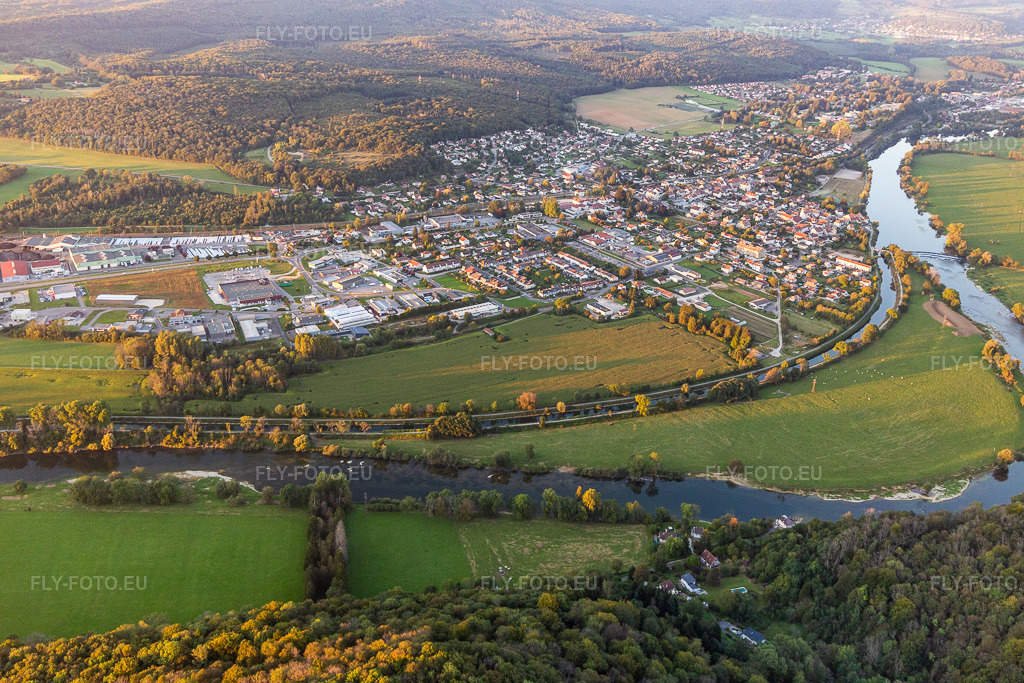 Vue aérienne: Vue de la ville à Roche-lez-Beaupré dans le département Doubs, France. Photo: IMG_129709.jpg prise le 23/09/2021 par Werner Riehm/FLY-FOTO.eu – Résolution de l'original: 5472 x 3648 px