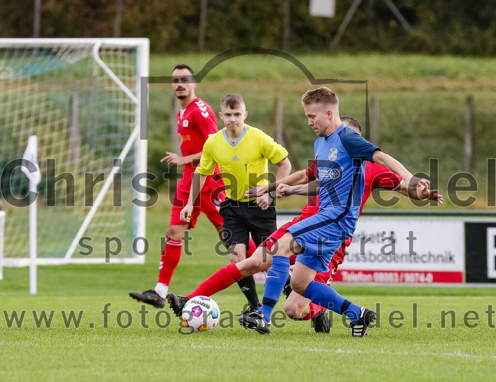 2023-11-04_009_FC_Langengeisling_gegen_VfL_Waldkraiburg | Erding, Deutschland, 04.11.2023:
Fußball, Bezirksliga Oberbayern Ost 2023 / 2024, 16. Spieltag, FC Langengeisling gegen VfL Waldkraiburg, Endergebnis: 2:0

Thomas Hinterwimmer (FC Langengeisling, #7), Raimund Stuiber (VfL Waldkraiburg, #4)

Foto: Christian Riedel / fotografie-riedel.net