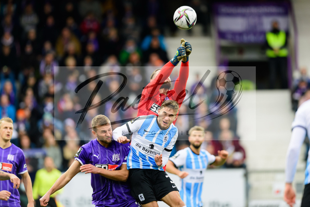 OSNTSV20211106_028 | Fussball, Herren: Timo Beermann (VfL Osnabrueck), Torwart Philipp Kühn (VfL Osnabrueck) und Niklas Lang (TSV 1860 Muenchen) im Zweikampf bei dem Spiel der 3. Liga zwischen VfL Osnabrueck und TSV 1860 Muenchen im Stadion an der Bremer Bruecke am 06.11.2021 in Osnanbrueck, Deutschland.DFB / DFL REGULATIONS PROHIBIT ANY USE OF PHOTOGRAPHS AS IMAGE SEQUENCES AND/OR QUASI-VIDEO. - Realisiert mit Pictrs.com