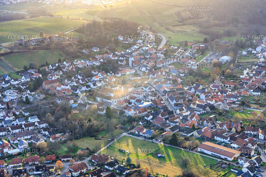 Ortsansicht aus Nordosten mit Stiftskirche im Abendlicht | Luftbild: Ortsansicht aus Nordosten mit Stiftskirche im Abendlicht in Klingenmünster im Bundesland Rheinland-Pfalz in Deutschland. Foto: IMG_130315.jpg vom 06.01.2022 durch ©2025 Werner Riehm fly-foto.de/copyright - Realisiert mit Pictrs.com