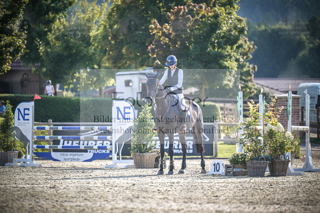 DOS_0976 | Entdecke hochwertige Reitturnierfotos von Foto Oger. Professionell, emotional und authentisch – jetzt Lieblingsmomente im Shop bestellen. - Realisiert mit Pictrs.com