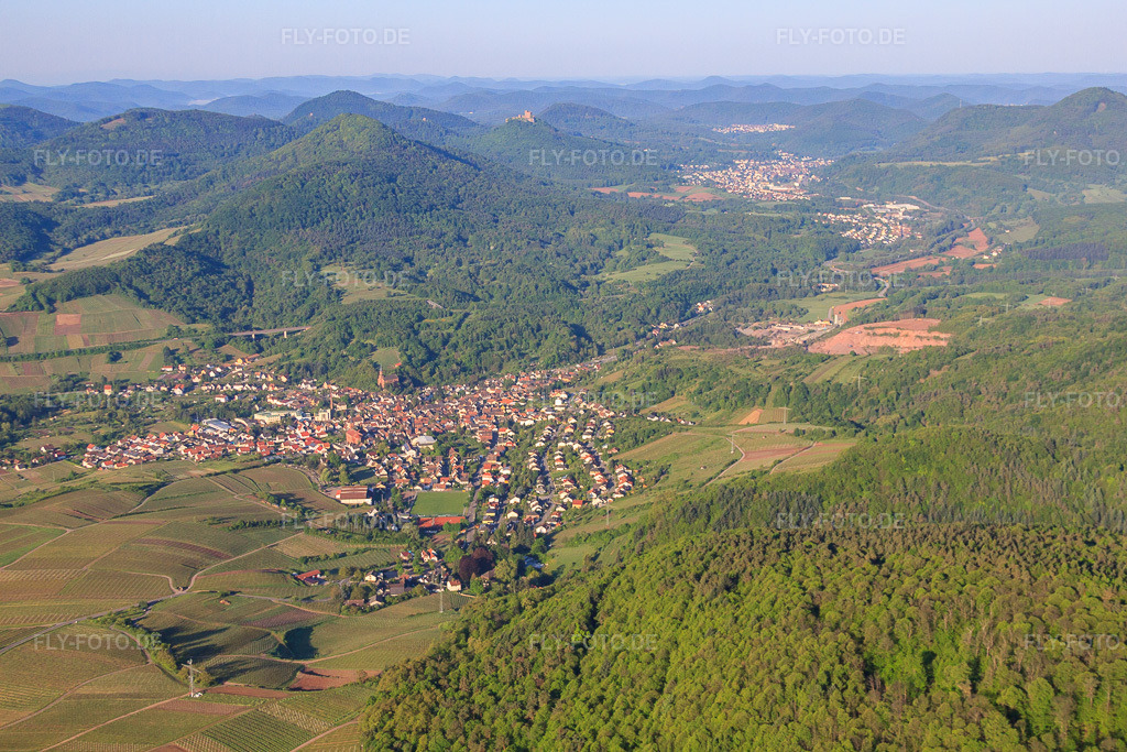 Luftbild: Winzerdorf am Morgen von Norden in Albersweiler im Bundesland Rheinland-Pfalz in Deutschland. Foto: IMG_64731.jpg vom 04.05.2014 durch Werner Riehm/FLY-FOTO.de