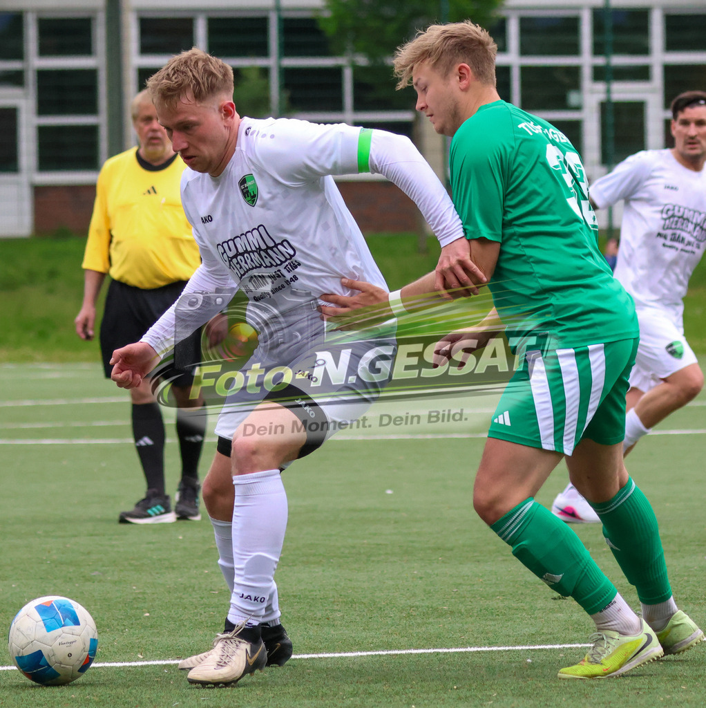 SC Bünde - TuS Tengern | Auf dem Bild zu sehen: weiß SC Bünde: Lukas Henning ; grün TuS Tengern: Igor Safonov SC Bünde, TuS Tengern, Saison 25/26, Bezirksliga, Hunnebrock, Deutschland - Realisiert mit Pictrs.com