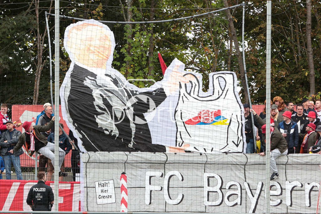 TSV Aubstadt - FC Bayern Amateure | Die Amateure Fans zeigen eine Choreo zu Beginn der Partie in Aubstadt / Pyro