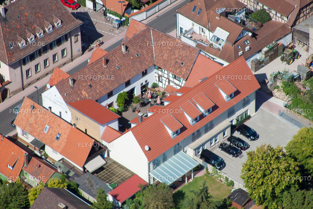 Gebäudekomplex der Hotelanlage des  Hotel zum Rössel | Luftbild: Gebäudekomplex der Hotelanlage des  Hotel zum Rössel in Kandel im Bundesland Rheinland-Pfalz in Deutschland. Foto: IMG_20598.jpg vom 30.08.2009 durch Werner Riehm/FLY-FOTO.de - Realisiert mit Pictrs.com