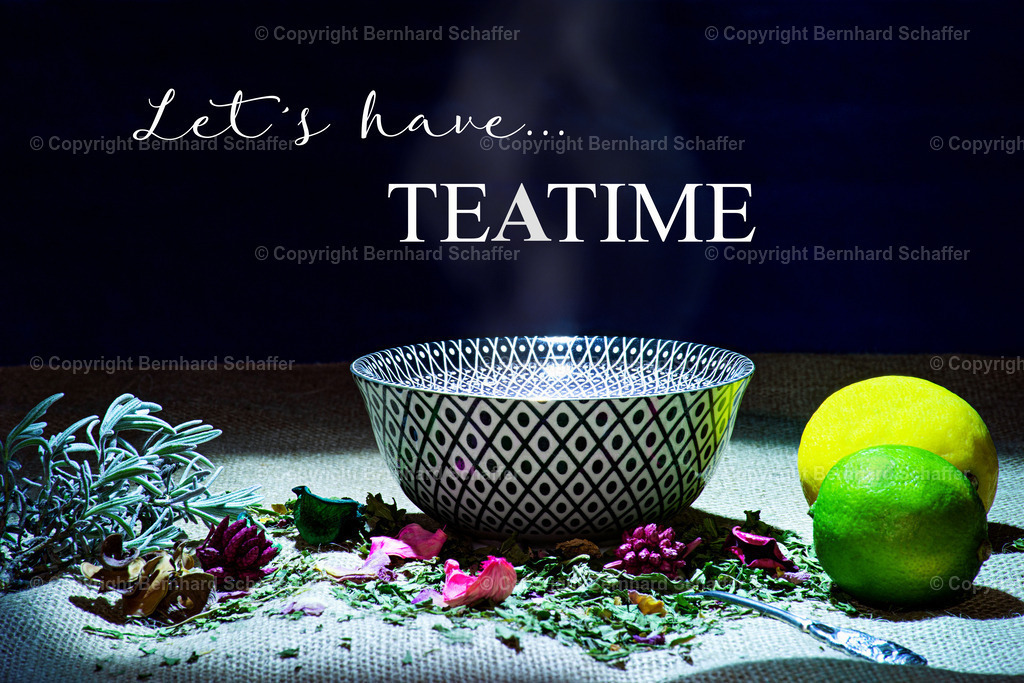 It´s Teatime | Eine Trinkschale mit heißem Teewasser und daneben liegen Zitronen und verschiedene Kräuter. Text im Bild: Let´s have Teatime." - Realisiert mit Pictrs.com