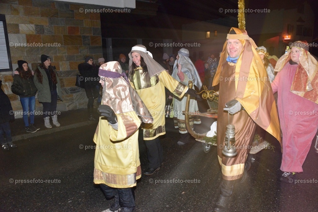 -news-2022-Dez05-Nikolo-Einzug-Lechaschau-WTV_6220 | Info aus dem Bezirk Reutte/Ausserfern Tirol sowie eine umfangreiche Bilddatenbank über die gesamte Region: Lechtal, Talkessel Reutte, Tannheimertal, Zwischentoren. Lech, Plansee, Zugspitze, Grenztunnel, B179, Fernpassstraße, Verkehr, Lawinen, Tradition, - Realisiert mit Pictrs.com