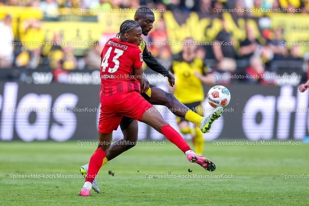 BVB26042601061 | 26.04.2026, Fußball, Borussia Dortmund - SC Freiburg, 1. Fußball Bundesliga, 31. Spieltag, Signal Iduna Park, Saison 2025 2026: Bruno Ogbus&nbsp;(SC Freiburg #43) im Zweikampf gegen  Serhou Guirassy&nbsp;(BVB #09)  DFB regulations prohibit any use of photographs as image sequences and or quasi-video.