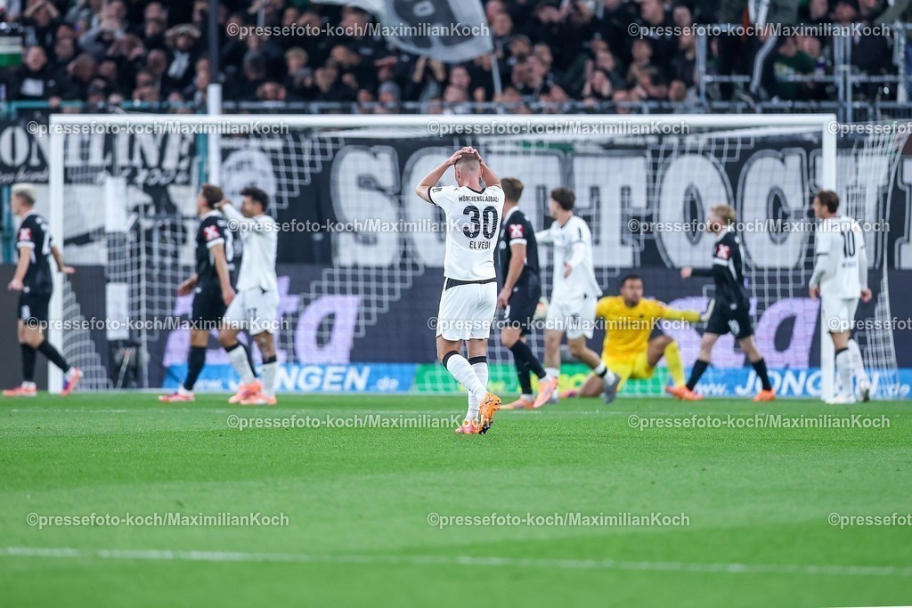 BMG05102501017 | 05.10.2025, Fußball, Borussia Mönchengladbach - SC Freiburg, 1. Fußball Bundesliga, Borussia-Park, Saison 2025 2026: Nico Elvedi&nbsp;(Borussia Mönchengladbach #30) steht enttäuscht auf dem Spielfeld DFB regulations prohibit any use of photographs as image sequences and or quasi-video.