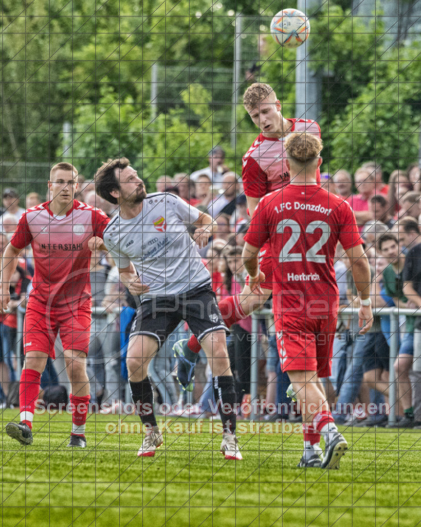 20250616_200444_0716-Bearbeitet | #,  TV Eybach (weiß) vs. 1.FC Donzdorf II (rot), Fussball, Entscheidungsspiel 3 in Kreisliga A3 - Bezirk Neckar/Fils, Saison 2024/2025, Rasensportplatz, Staufenecker Str. 41, 73084 Salach, 16.06.2025 - 18:30 Uhr,Foto: PhotoPeet-Sportfotografie/Peter Harich