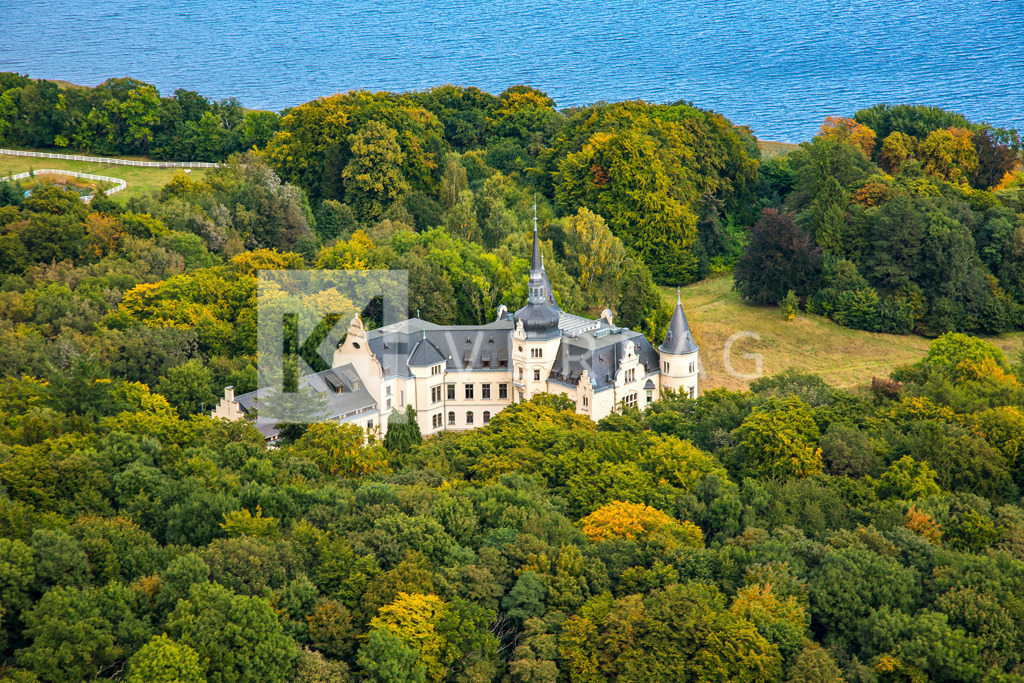 Wandbild-Schloss-Ralswiek-Luftbild-Ostsee-FOCO5664 | Das Schloss Ralswiek liegt auf einem Hügel oberhalb des Großen Jasmunder Boddens aus der Luft - Realisiert mit Pictrs.com