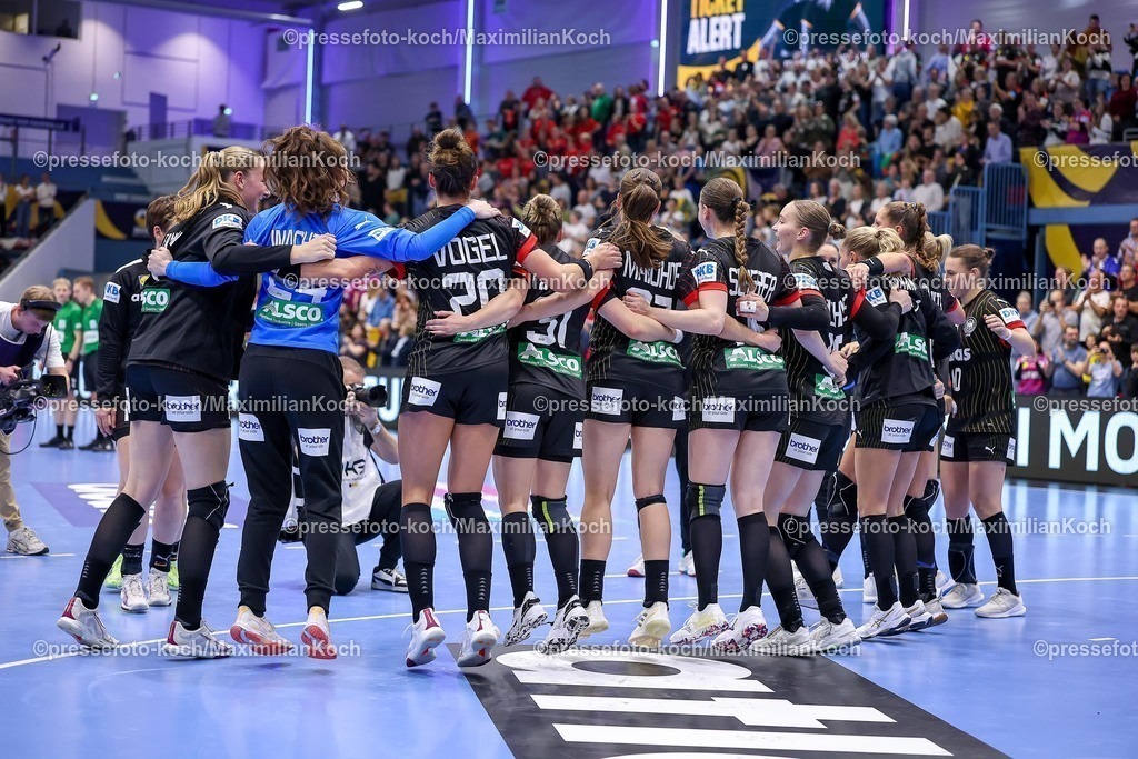 DHB16102501088 | 16.10.2025, Handball, EHF Frauen Länderpiel, EM Qualifikation 2026, Deutschland - Nordmazedonien, Schwalbe-Arena in Gummersbach: Abschlussjubel nach dem 34:18 Sieg der Deutschen Nationalmannschaft. 