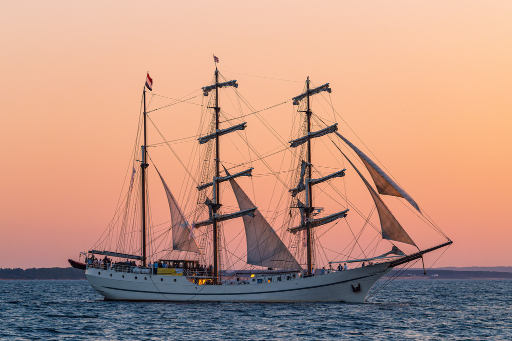 Segelschiff im Sonnenuntergang auf der Hanse Sail in Rostock | Segelschiff im Sonnenuntergang auf der Hanse Sail in Rostock.