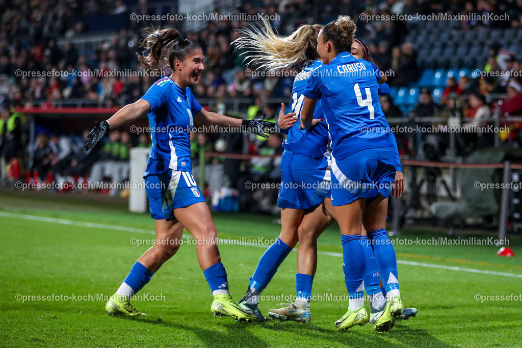 DFB02122401029 | 02.12.2024, Fußball Länderspiel Frauen, Deutschland - Italien, Vonovia-Ruhrstadion Bochum, Saison 2024 2025: Torjubel nach dem Tor zum 1:0 durch Agnese Bonfantini (ITA #8). Zusammen mit Arianna Caruso (ITA #4) und Michela Cambiaghi (ITA #21)DFB regulations prohibit any use of photographs as image sequences and or quasi-video.