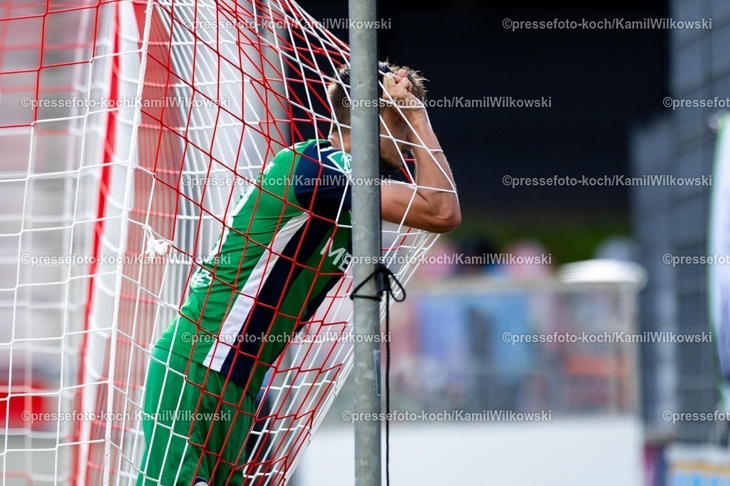 xKWI27092501027 | 27.09.2025, xkwix, Fußball, Regionalliga West, 1. FC Köln U23 - FC Gütersloh, Geißbockheim Franz-Kremer-Stadion: Frust bei Patrik Twardzik (FC Gütersloh #18) 
