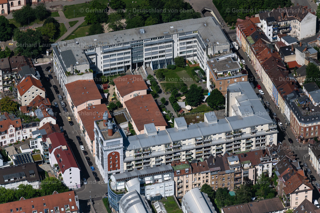 4033450 | FREIBURG IM BREISGAU 30.06.2020 Wohn- und Geschäftshaus Viertel im Ortsteil Stühlinger in Freiburg im Breisgau im Bundesland Baden-Württemberg, Deutschland. // Residential and commercial building district in the district Stuehlinger in Freiburg im Breisgau in the state Baden-Wuerttemberg, Germany. Foto: Gerhard Launer