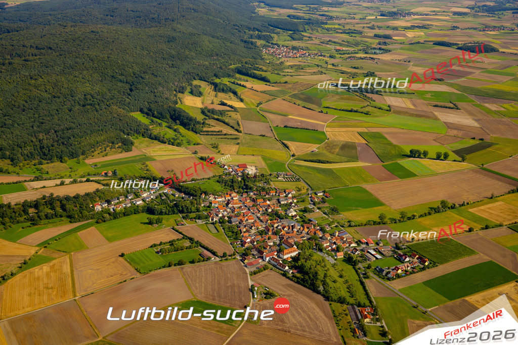 Das Luftbild zeigt : Birnfeld Stadtlauringen - Die Luftaufnahme wurde 2024 vom UL-Flugzeug aus erstellt ( keine Drohne ) - Hochauflösende Luftaufnahme - Für grossformatige Ausdrucke geeignet. Die Geschenkidee !Mit Lizenz und Bildrechte bestellbar
