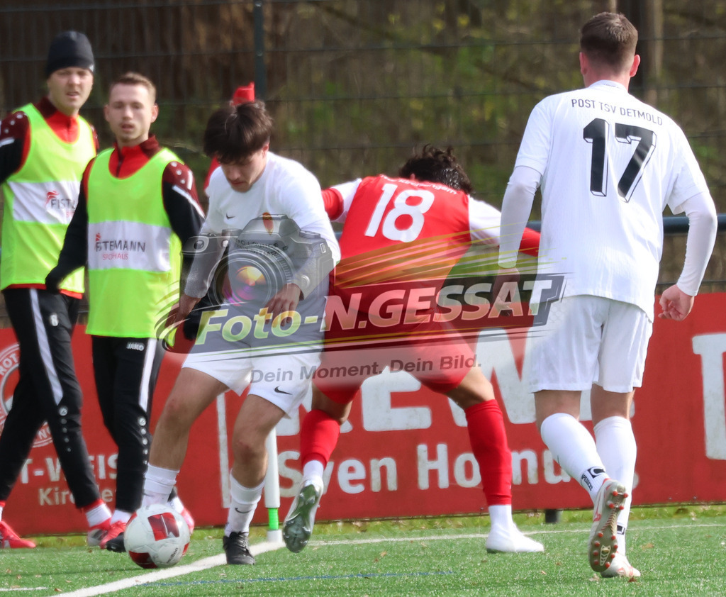 FC RW Kirchlengern - Post TSV Detmold | Auf dem Bild zu sehen: Rot FC RW Kirchlengern: Altan Dincdemir ; Weiß Post TSV Detmold v.l.: Marios Aliprasitis, Thomas Stirz FC RW Kirchlengern, Post TSV Detmold, Saison 25/26, Landesliga, Deutschland - Realisiert mit Pictrs.com