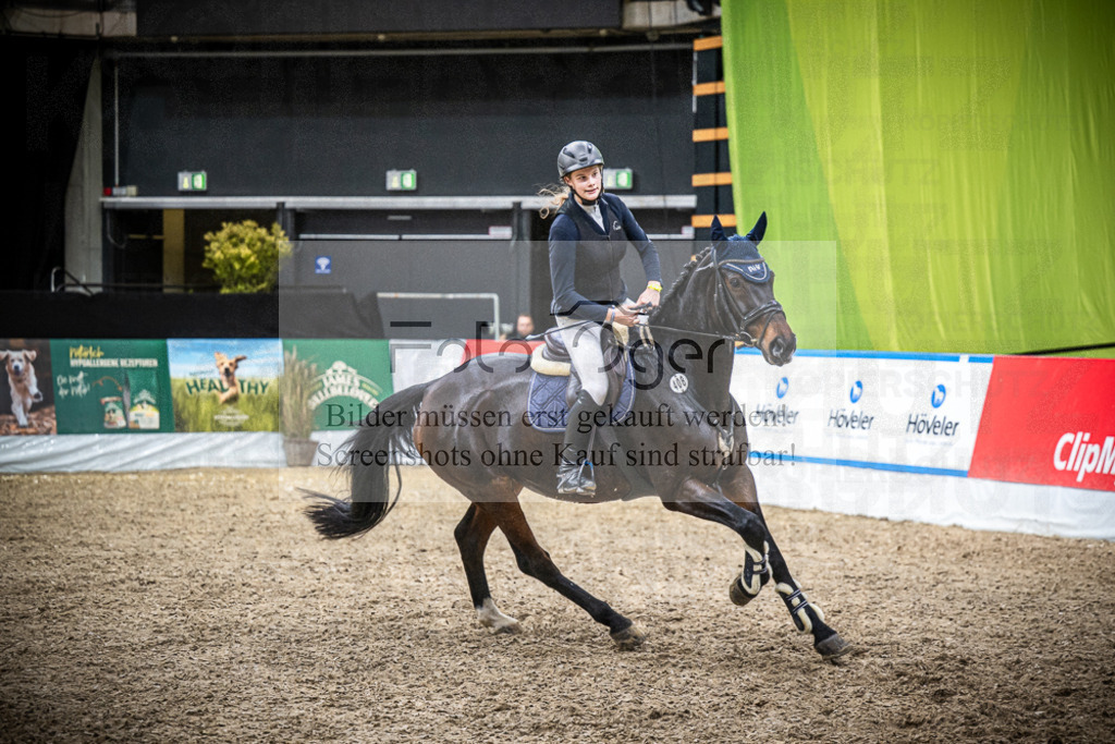 DOS_3026 | Entdecke hochwertige Reitturnierfotos von Foto Oger. Professionell, emotional und authentisch – jetzt Lieblingsmomente im Shop bestellen.Deutschlandweite Turnierfotografie. - Realisiert mit Pictrs.com