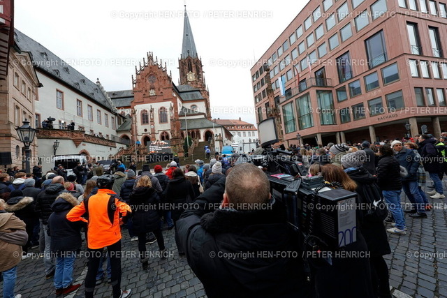 Gottesdienst in Aschaffenburg | 26.01.2025 Ökumenischer Trauergottesdienst in der Stiftskirche St. Peter und Alexander mit Bundesinnenministerin Nancy Faeser, Ministerpräsident Markus Söder, dem Würzburger Bischof Franz Jung, dem evangelischen Landesbischof Christian Kopp und Oberbürgermeister Jürgen Herzing für die Opfer der tödlichen Messerattacke im Park Schöntal. Es starben ein zweijähriger Junge und ein 41-jähriger Mann bei dem Messerangriff. Landesweite Trauerbeflaggung. Schöntalpark (Foto: Peter Henrich) - Realisiert mit Pictrs.com