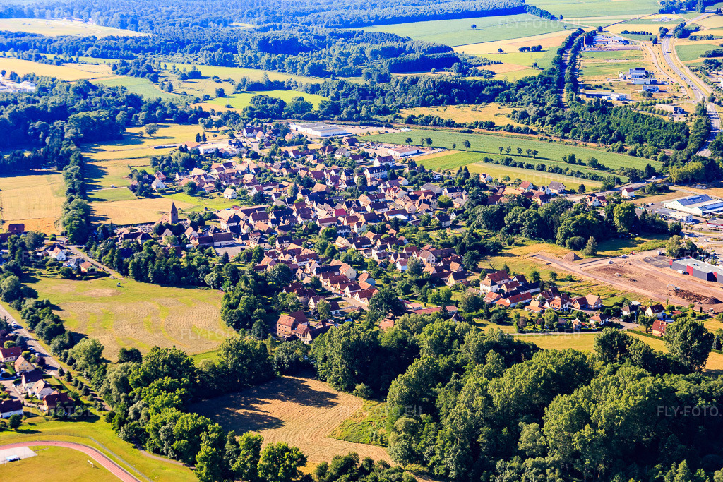 Vue aérienne: Vue de la ville depuis l'ouest à le quartier Altenstadt in Wissembourg dans le département Bas Rhin, France – .Photo: IMG_083048.jpg prise le 26/06/2015 par Werner Riehm/FLY-FOTO.eu – Résolution de l'original: 5472 x 3648 px