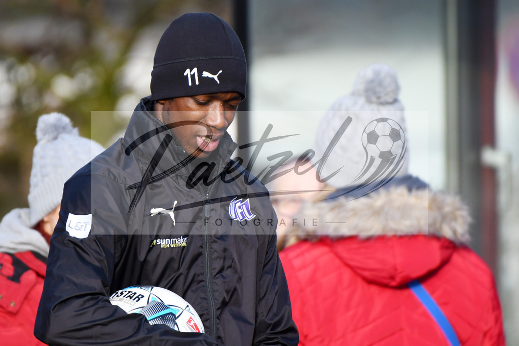 20200126_TRAOSN_0030 | Fußball, Herren: Assan Ceesay (VfL Osnabrück) schaut beim Training des VfL Osnabrück am 26.01.2020 im Sportpark Illoshöhe in Osnabrück, Deutschland.(Foto von Nico Paetzel) - Realisiert mit Pictrs.com