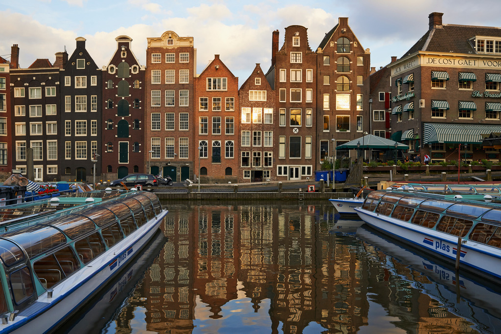 Haeuserzeile und Rundfahrtboote am Damrak | Amsterdam, Niederlande - July 14, 2014: Haeuserzeile und Rundfahrtboote am Damrak. - Realisiert mit Pictrs.com