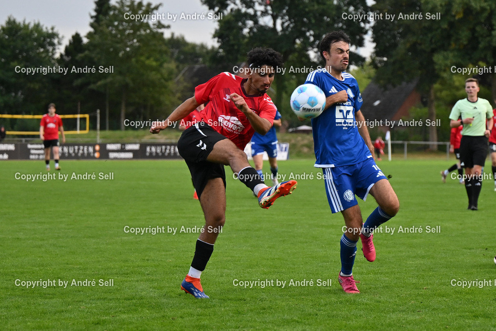 TuS Nortorf vs TSV Kropp | Lasse Böttcher (Nortorf #10) vs Elias Khalaf (Kropp #8) / Fußball-Landesliga Schleswig Männer 2026/2027 / TuS Nortorf vs TSV Kropp / TuS Arena / Nortorf / 29.08.26 - Realisiert mit Pictrs.com
