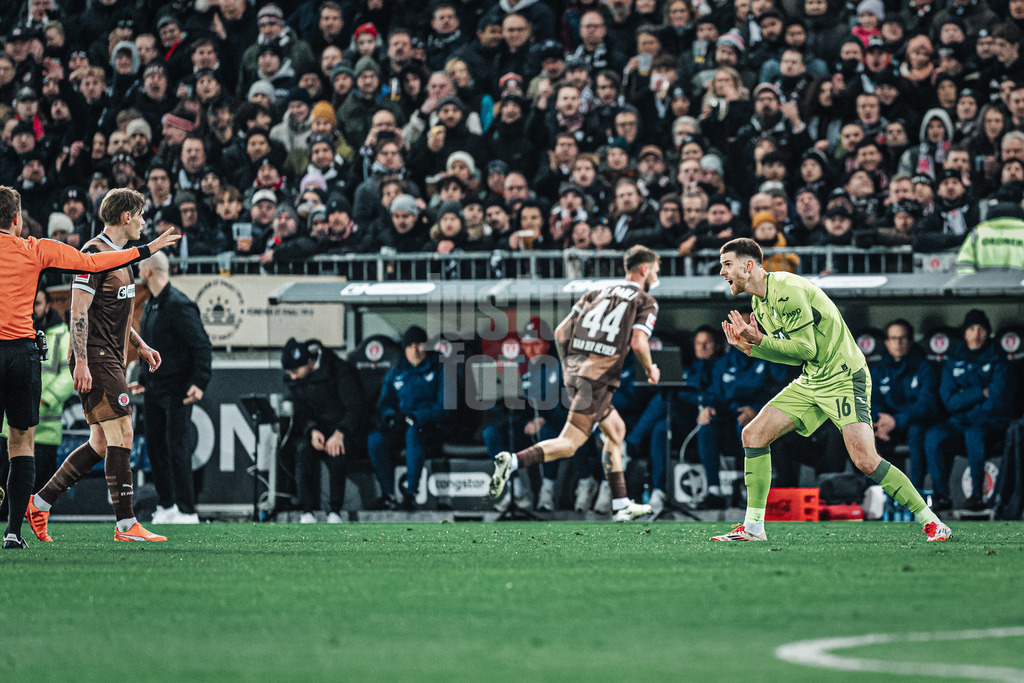 Fußball | Männer | Saison 2024/2025  | Fußball-Bundesliga | 26. Spieltag | FC St. Pauli vs. TSG Hoffenheim | 14.03.2025 | Anton Stach (#16, TSG Hoffenheim) unzufrieden mit der Schiedsrichterentscheidung