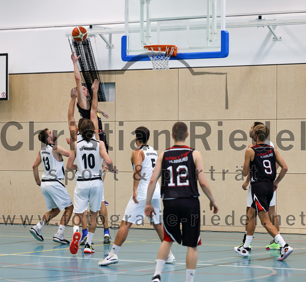 2022-10-16_025_TSV_Vaterstetten_gegen_Baskets_Vilsbiburg_2 | Vaterstetten, Deutschland, 16.10.2022:
Basketball, Bayernliga Herren Südost 2022 / 2023, 1. Spieltag, TSV Vaterstetten gegen Baskets Vilsbiburg 2, Endergebnis: 83:64

Konstantin Huber (TSV Vaterstetten, #13), Finn Liebig (TSV Vaterstetten, #10), Jonathan Andre (TSV Vaterstetten, #5), T. Berger (Baskets Vilsbiburg, #12), M. Urbanke (Baskets Vilsbiburg, #9)

Foto: Christian Riedel / fotografie-riedel.net