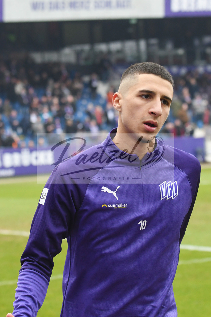 20200208_OSNFCN_0032 | Fußball, Herren: Anas Ouahim (VfL Osnabrueck) schaut waehrend des Spiels der 2. Bundesliga zwischen VfL Osnabrueck und 1. FC Nuernberg im Stadion an der Bremer Bruecke am 08.02.2020 in Osnabrueck, Deutschland.DFB / DFL REGULATIONS PROHIBIT ANY USE OF PHOTOGRAPHS AS IMAGE SEQUENCES AND/OR QUASI-VIDEO. - Realisiert mit Pictrs.com