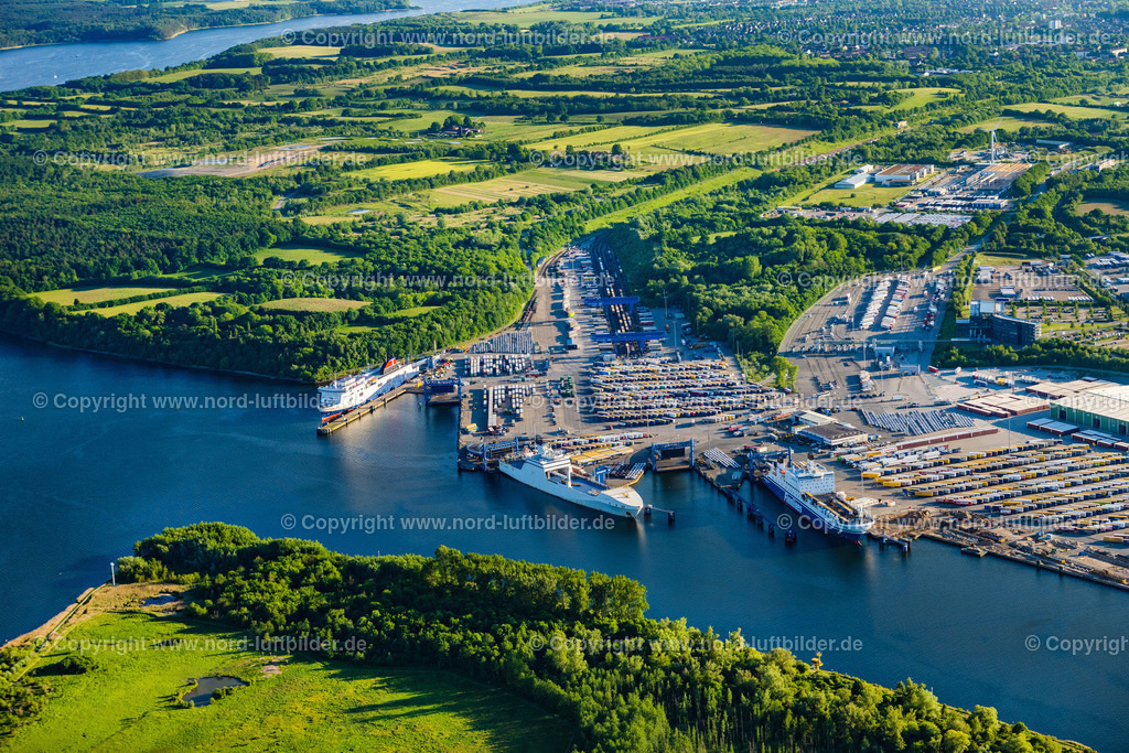 Travemünde_Fährhafen_ELS_8366030622 | TRAVEMüNDE 03.06.2022 Gebäudekomplex und Logistikzentrum des Forstprodukteterminal auf dem Gelände des Terminal Skandinavienkai im Ortsteil Ivendorf in Travemünde im Bundesland Schleswig-Holstein, Deutschland. Weiterführende Informationen bei: GVP infraconsult GmbH,  INROS LACKNER SE,  Lübeck Management e.V.,  Lübecker Hafen-Gesellschaft mbH,  Stora Enso. // Building complex and distribution center on the site of Terminal Skandinavienkai in the district Ivendorf in Travemuende in the state Schleswig-Holstein, Germany. Further information at: GVP infraconsult GmbH,  INROS LACKNER SE,  Luebeck Management e.V.,  Luebecker Hafen-Gesellschaft mbH,  Stora Enso. Foto: Martin Elsen