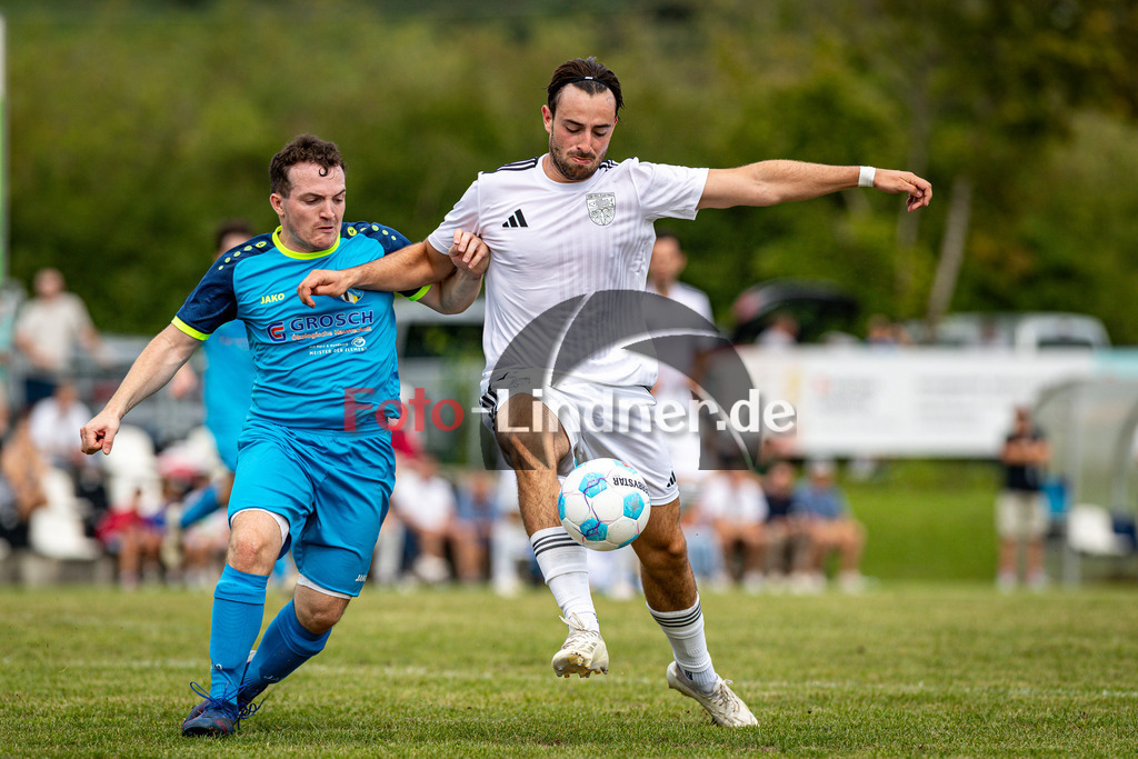 SG Hungerbach I gegen TSV Feldafing | Fußball Herren Kreisklasse Gruppe 3 BFV Kreis Zugspitze, SG Hungerbach I gegen TSV Feldafing, 20250816,Zweikampf, 2025-08-16 in Oberhausen (Sportplatz Oberhausen), Daniel HÖHLE (Hungerbach 9), Florian FENTZLOFF (Feldafing 7), Copyright: WolfgangxLindner www.foto-lindner.de