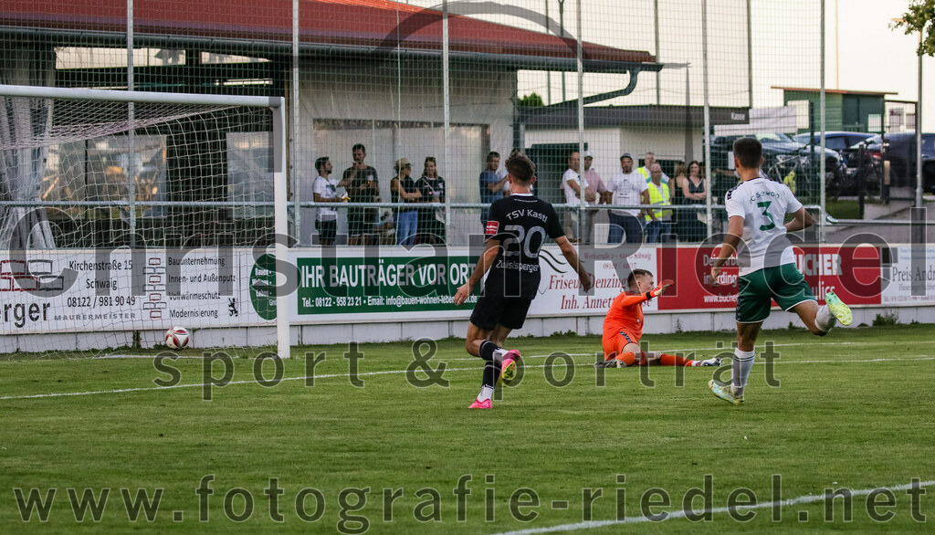 2023-08-18_049_FC_Schwaig_gegen_TSV_Kastl | Oberding, Deutschland, 18.08.2023:
Fußball, Landesliga Südost 2023 / 2024, 7. Spieltag, FC Schwaig gegen TSV Kastl, Endergebnis: 2:2

Torschuss zum 0:1 durch Sebastian Spinner (TSV Kastl, #10)
Samuel Zwislsperger (TSV Kastl, #20), Torwart Franz Hornof (FC Schwaig, #1), Roman Mavdryk (FC Schwaig, #3)

Foto: Christian Riedel / fotografie-riedel.net