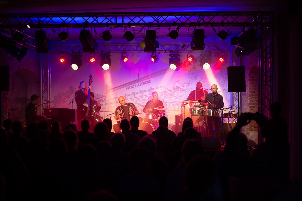 Tango meets Cuba | Tango meets Cuba mit den Klazz Brothers & Cuba Percussion im Forte Belvedere Leisnig zum Festival Hallo Leisnig 2022. - Realisiert mit Pictrs.com