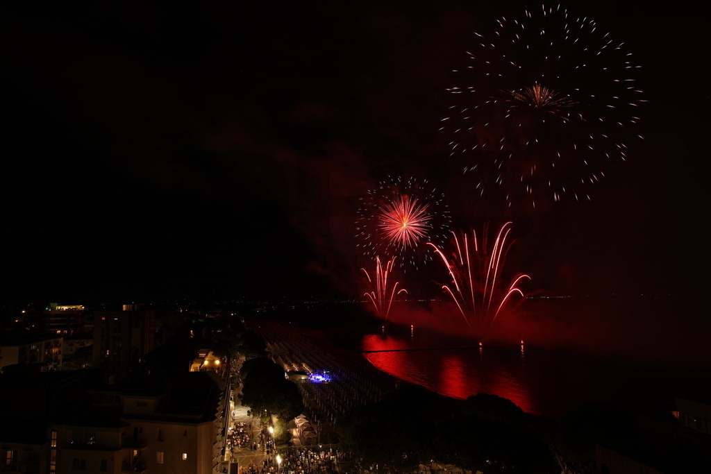Ferragosto Fireworks in Grado, Italy | GRADO, ITALY, 15.AUG.26 - FIREWORKS - Ferragosto fireworks over the Adriatic Sea in Grado, Italy. Colorful fireworks light up the night sky above the beach, coastline and waterfront during the traditional summer celebration. - Realisiert mit Pictrs.com